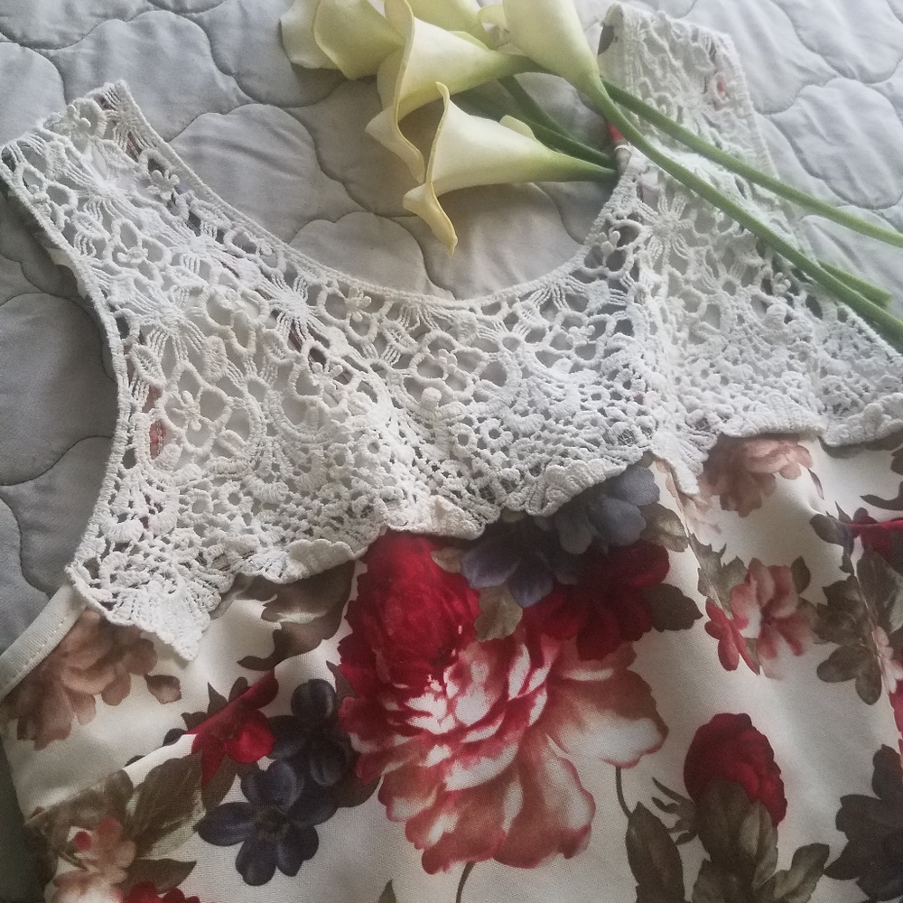SOLD •4/$20• Floral Lace Peplum | Top